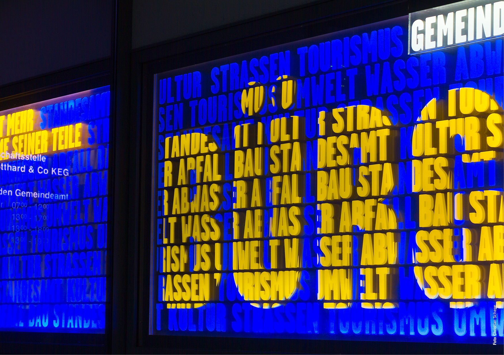 Selbstleuchtende dreidimensionale Buchstaben vermitteln die Aufgaben des Gemeindeamtes.