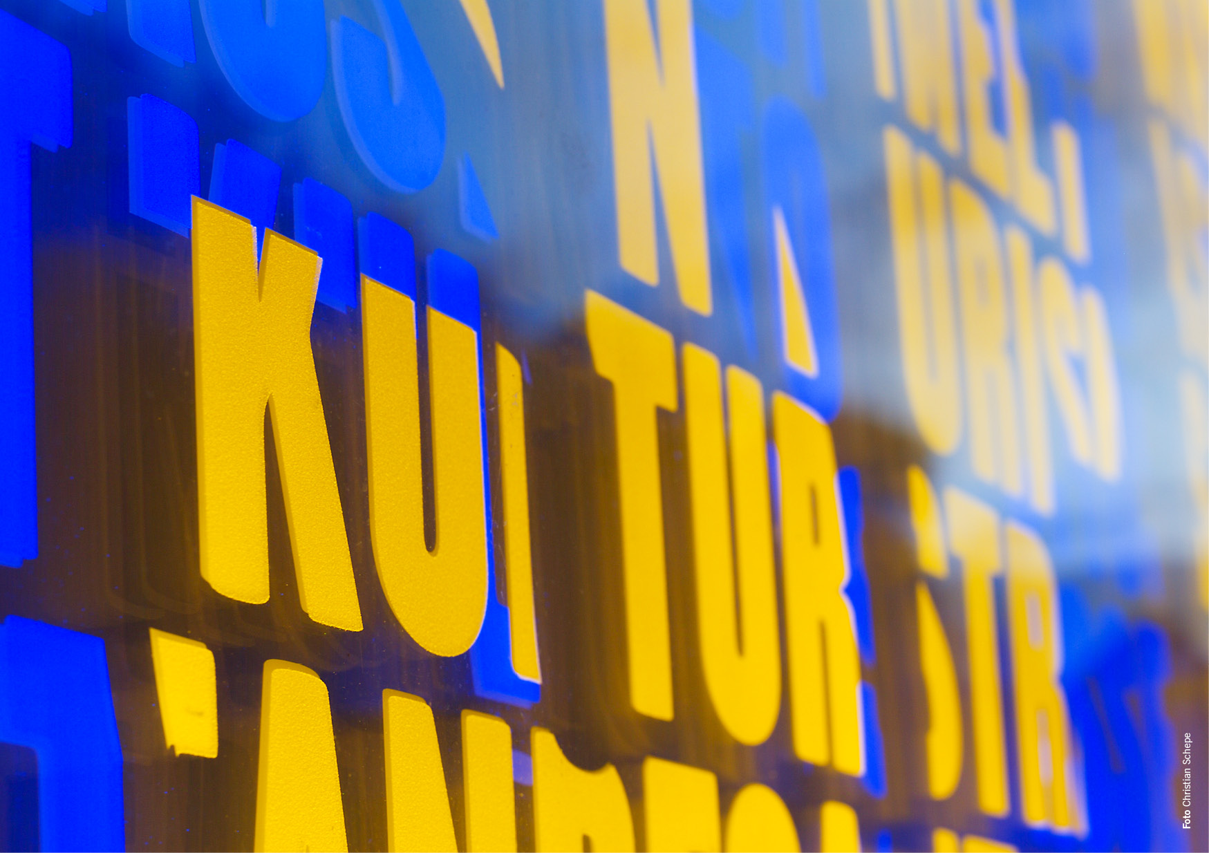 Selbstleuchtende dreidimensionale Buchstaben vermitteln die Aufgaben des Gemeindeamtes.
