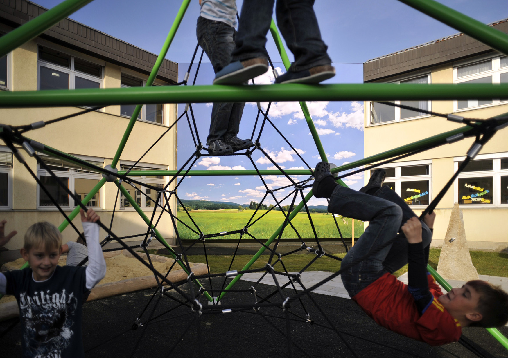 Das großformatige Himmels/Landschafts-Bild (aus der Region) öffnet den Schulhof – und lässt Blicke in die Ferne schweifen.