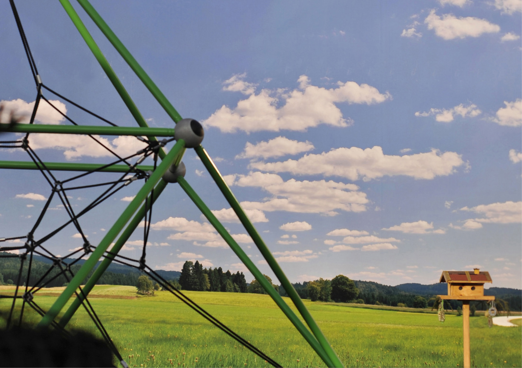 Das großformatige Himmels/Landschafts-Bild (aus der Region) öffnet den Schulhof – und lässt Blicke in die Ferne schweifen.