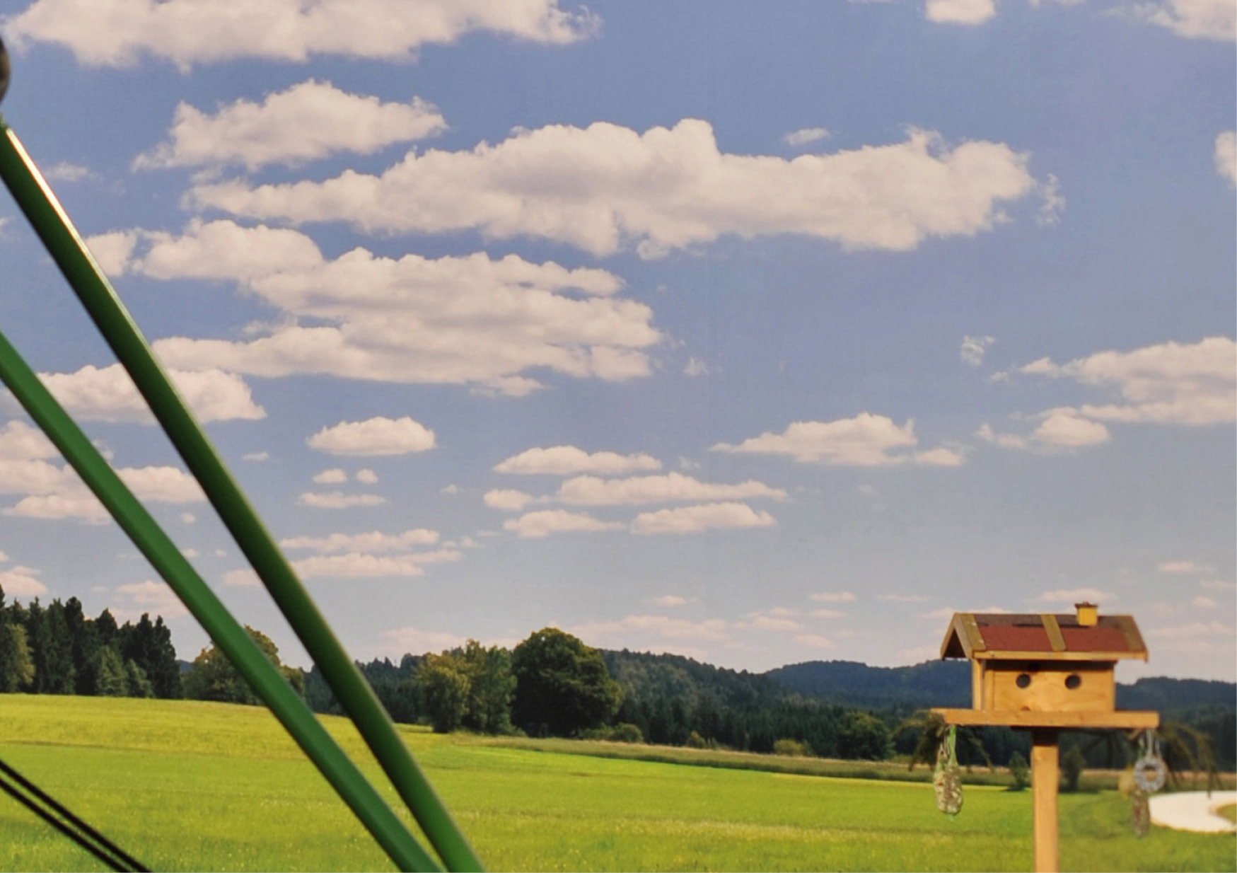 Das großformatige Himmels/Landschafts-Bild (aus der Region) öffnet den Schulhof – und lässt Blicke in die Ferne schweifen.