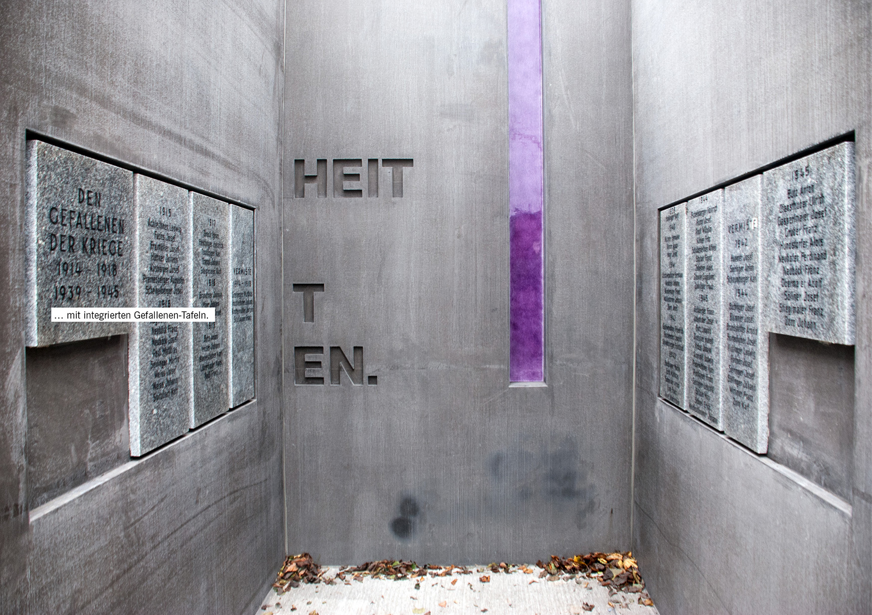 … mit integrierten Gefallenen-Tafeln.
