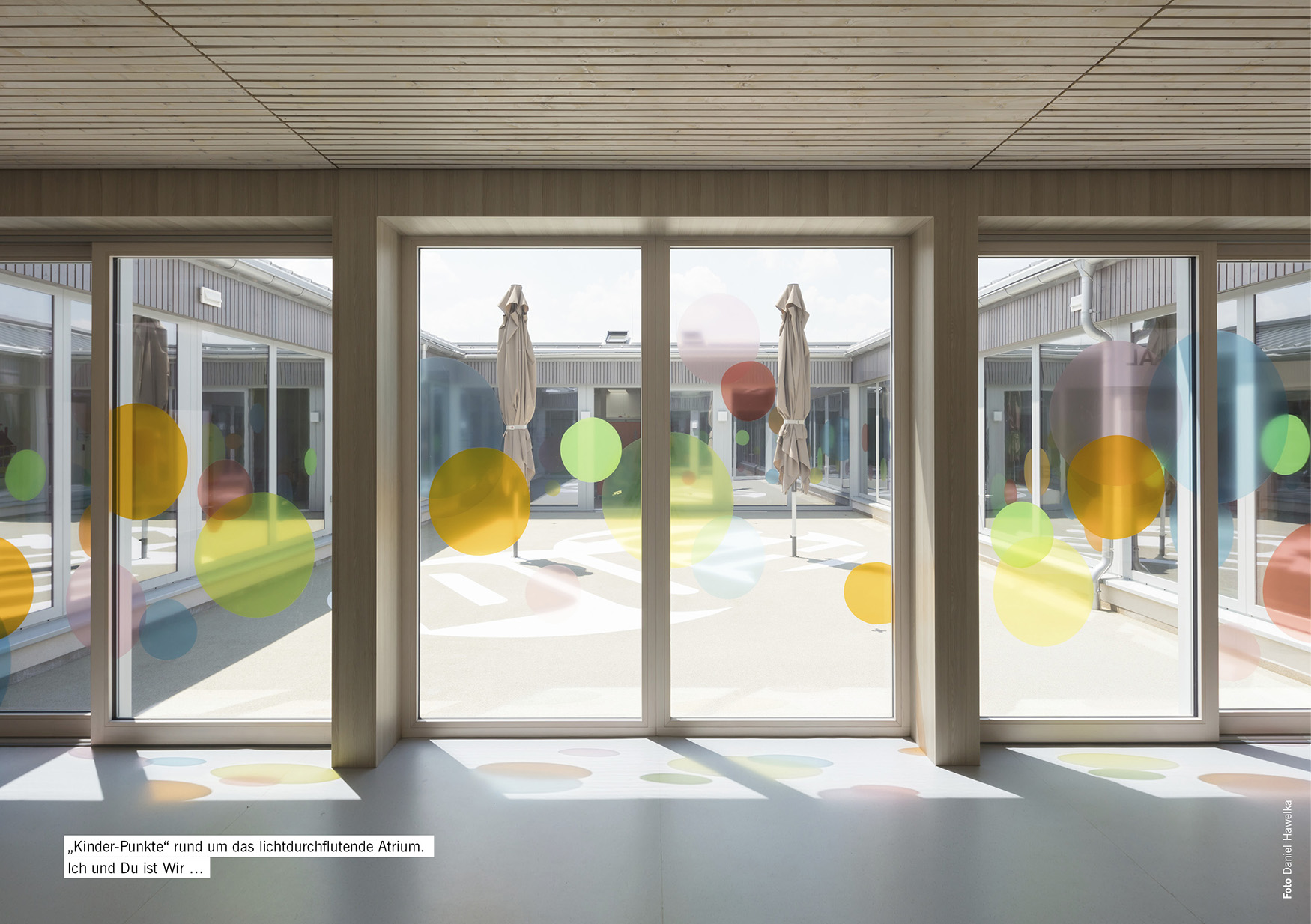 „Kinder-Punkte“ rund um das lichtdurchflutende Atrium. Ich und Du ist Wir …