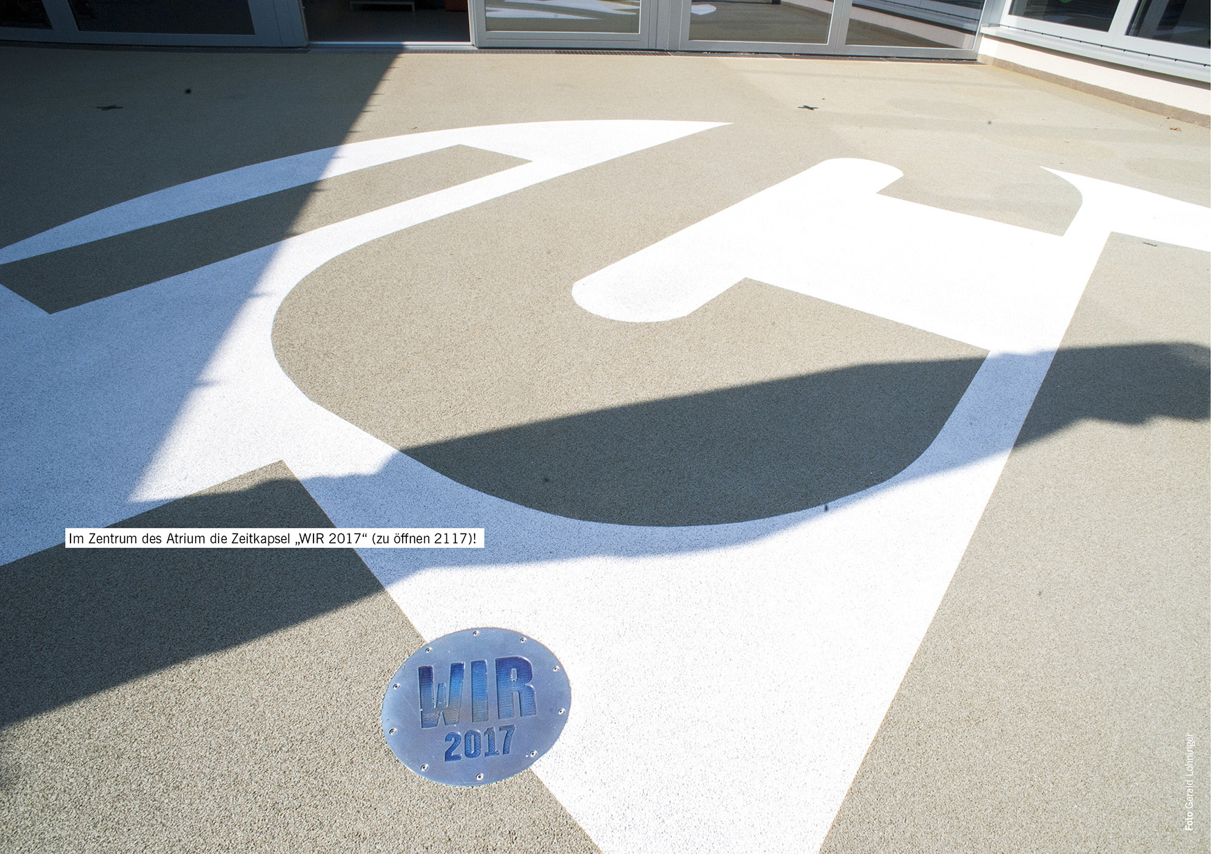 Im Zentrum des Atrium die Zeitkapsel „WIR 2017“ (zu öffnen 2117)!