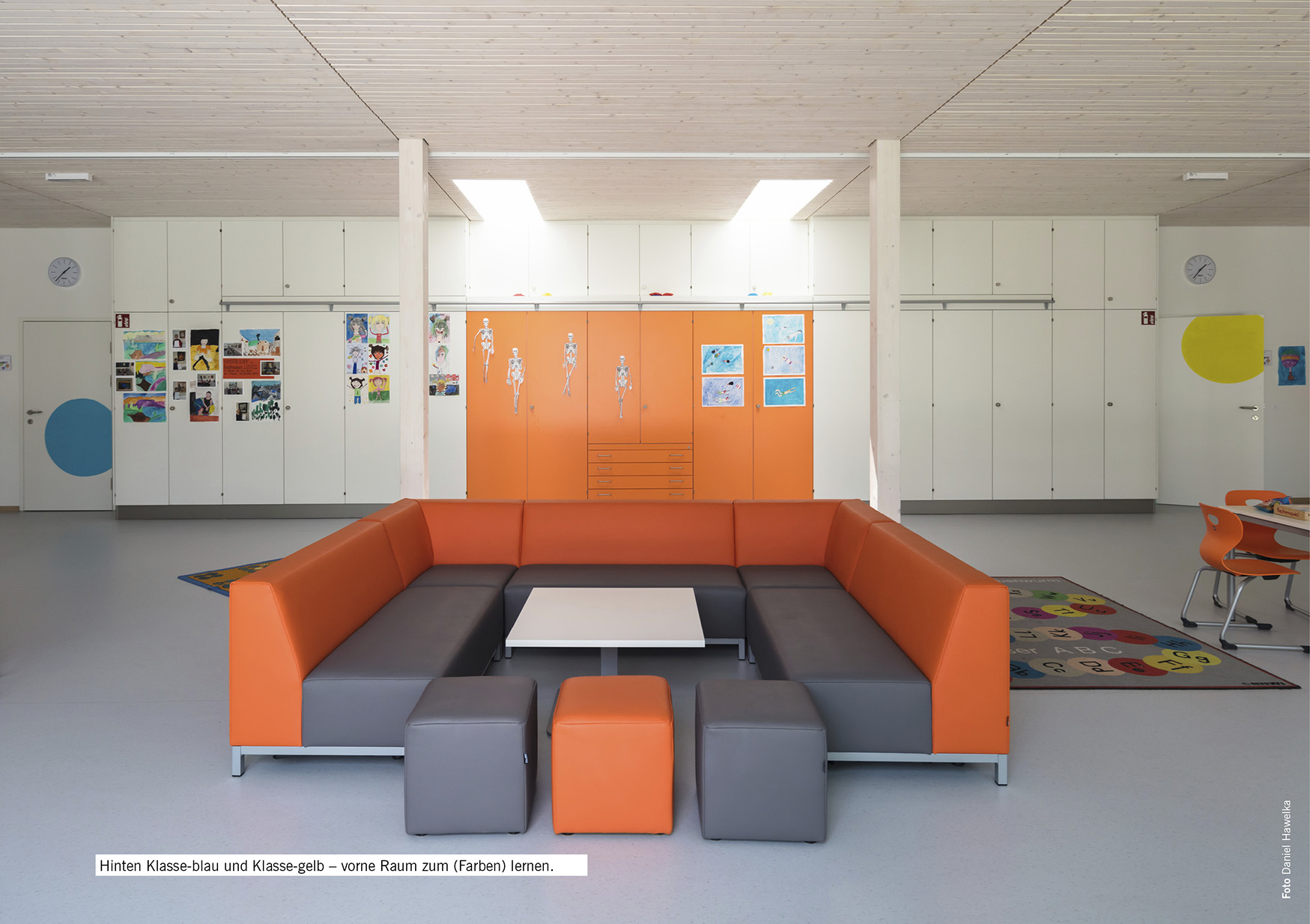 Hinten Klasse-blau und Klasse-gelb – vorne Raum zum (Farben) lernen.