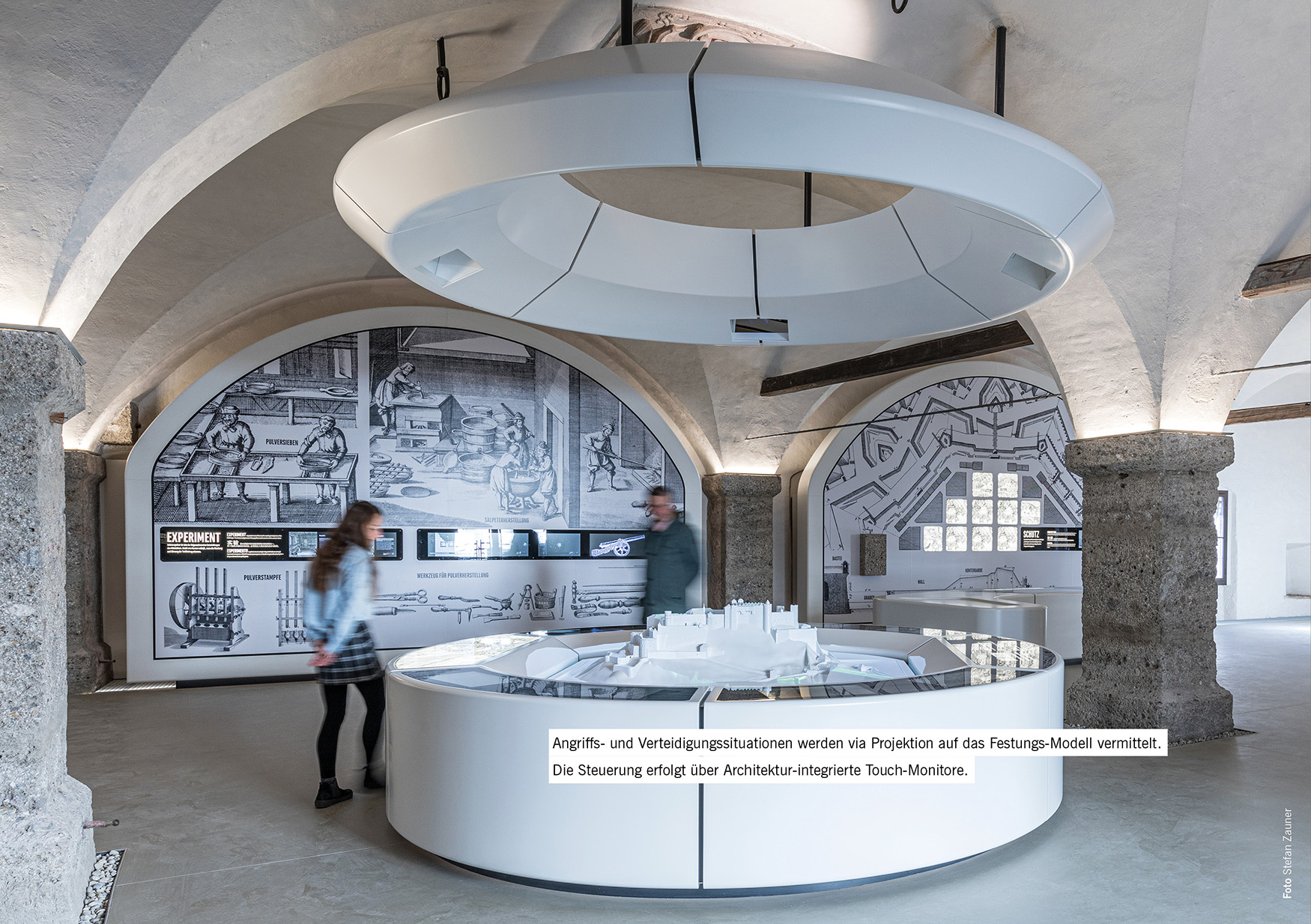 Angriffs- und Verteidigungssituationen werden via Projektion auf das Festungs-Modell vermittelt. Die Steuerung erfolgt über Architektur-integrierte Touch-Monitore.